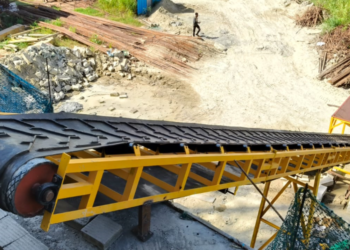 agrigate conveyor for construction site use implements conveyor systems